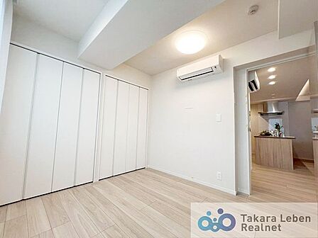 右側洋室約5.4帖:クローゼット付きの居室は、家具を増やしすぎず空間を有効活用できます。