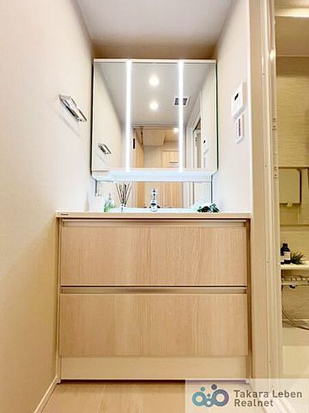 気持ちの良い朝はキレイな洗面所から。鏡裏の収納でモノが出がちな洗面所もスッキリ片付きます。
