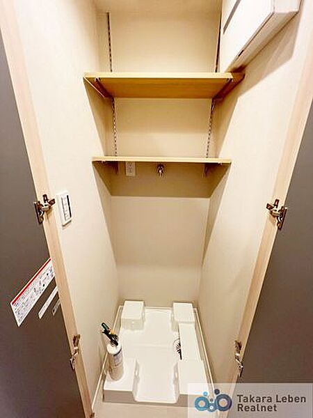 扉付きの洗濯機置場で、生活感をやさしく目隠し。