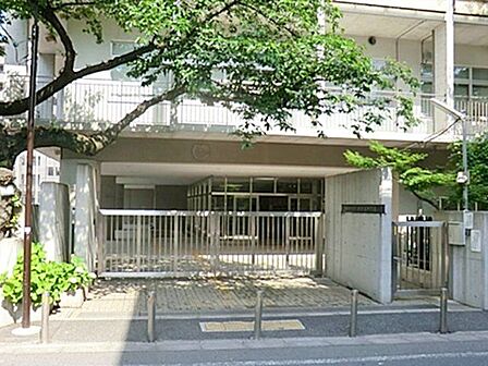 新宿区立西新宿中学校 徒歩9分。 680m