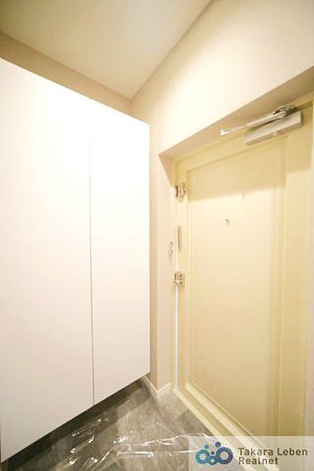 シンプルな玄関は、インテリアを選ばず、すっきりとした印象。毎日の外出・帰宅をスムーズに迎えられます。