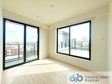 こちらも2面採光の開放感ある空間◎窓が広く、室内からも見晴らしの良いお部屋です。