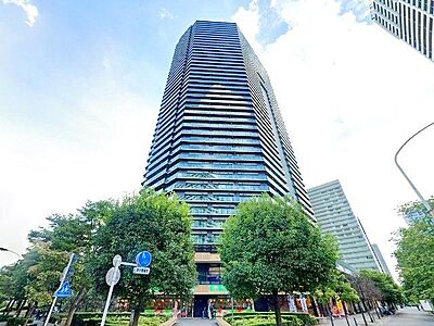 外観：JR山手線「品川」駅から徒歩約11分。共用施設が充実した、全828世帯43階建タワーレジデンス。