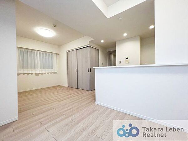 わが家にいる時間を、もっと自分らしく深めたくなる、居心地の良い空間です。ひとり静かに読書や趣味に没頭できそう。