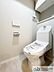 トイレ：ウォシュレット機能付きのトイレは壁掛けリモコンの上位グレードを採用。便座がスッキリした印象となり、限られた空間を広く見せる効果があります。