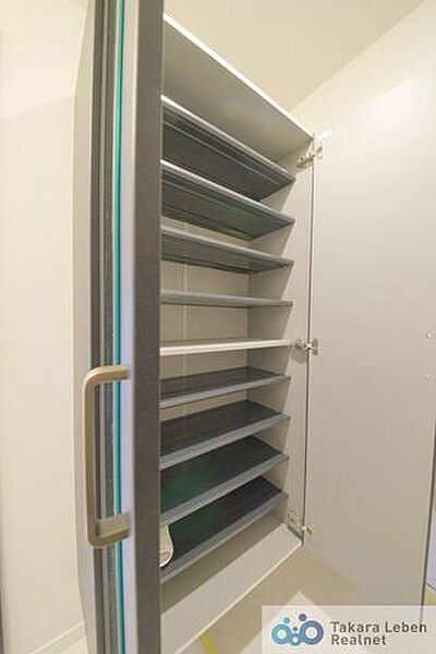 収納力のある玄関収納付き。散らかりがちな玄関まわりを整えて保てます。