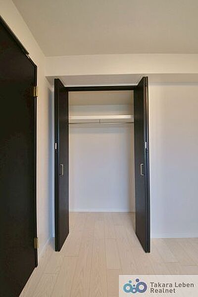 洋室約4.8帖：クローゼット付きの居室は、家具を増やしすぎず空間を有効活用できます。