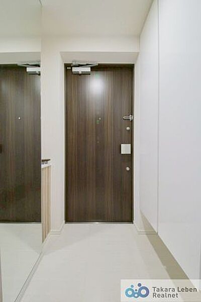帰宅するたびに心が和む、落ち着きと清潔感を感じられる玄関空間です。