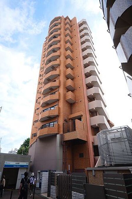 西武新宿線「中井」駅から徒歩約1分の好立地。複数路線が利用可能な交通アクセス便利な立地。