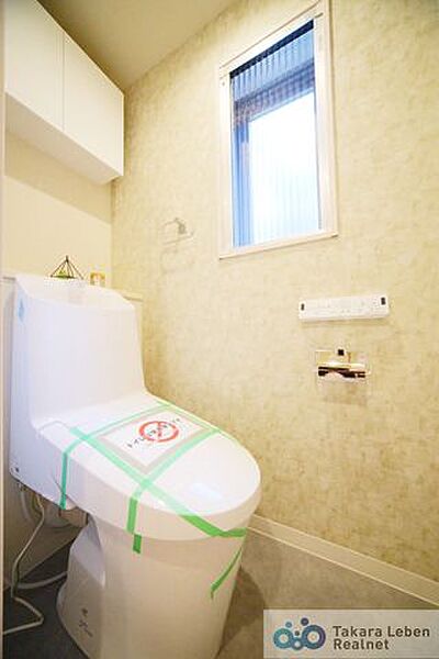 ウォシュレット機能付きのトイレは壁掛けリモコンの上位グレードを採用。便座がスッキリした印象となり、限られた空間を広く見せる効果があります。