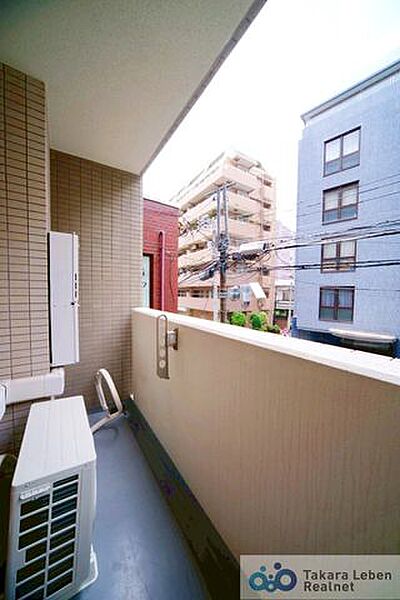 爽やかな風が吹き、採光にも恵まれてますので思わずお部屋の外へ出たくなる、そんなバルコニーです。心地良さに包まれ、日々の暮らしをより鮮やかに彩ります。