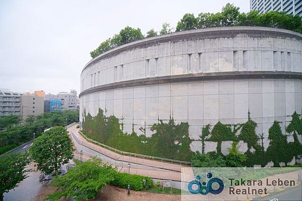 心地よい風が通り抜けるバルコニーで、気分転換のひとときを楽しめます。
