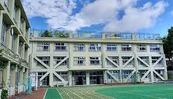 渋谷区立猿楽小学校 徒歩8分。 610m