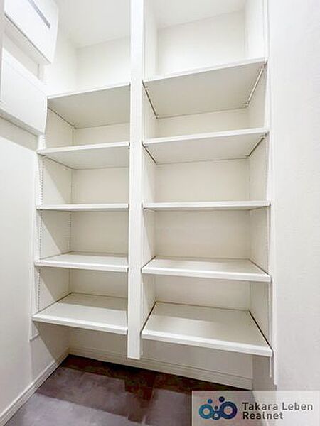 豊富な収納力を備えたシューズインクロークが、玄関まわりをすっきり整えます。