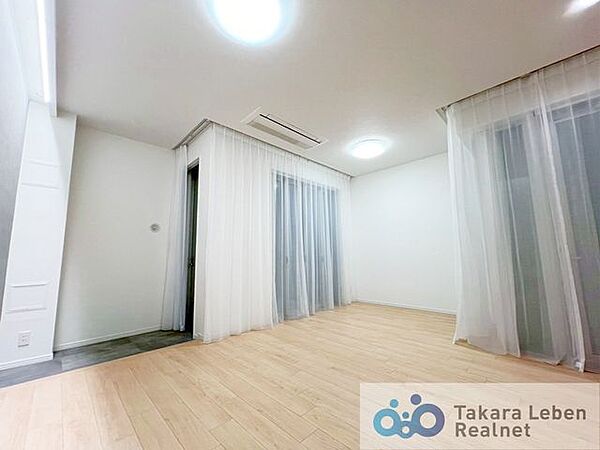 くつろぎと団らんのどちらも叶えるリビング。暮らしの中心にふさわしい空間です。