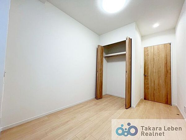 洋室約5.0帖：プライベートな時間をゆったり過ごせる、落ち着きのある居室空間です。