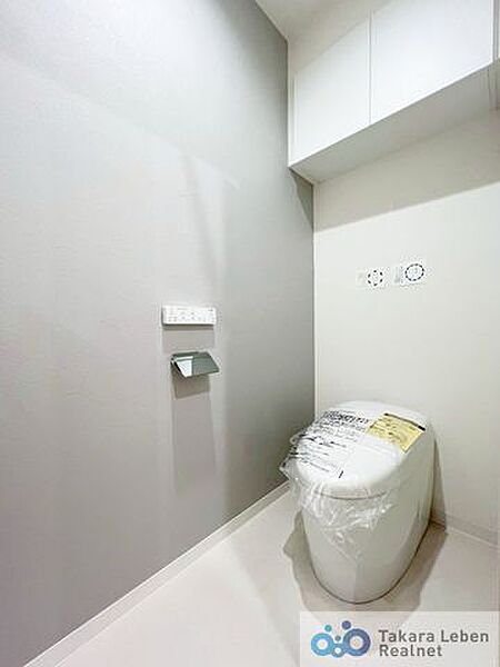 すっきりとしたタンクレストイレと手洗い場を採用し、清潔感のある空間を演出します。