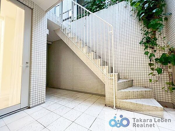 プライベート感のあるドライエリアが、外の空気を身近に感じる心地よい空間を演出。