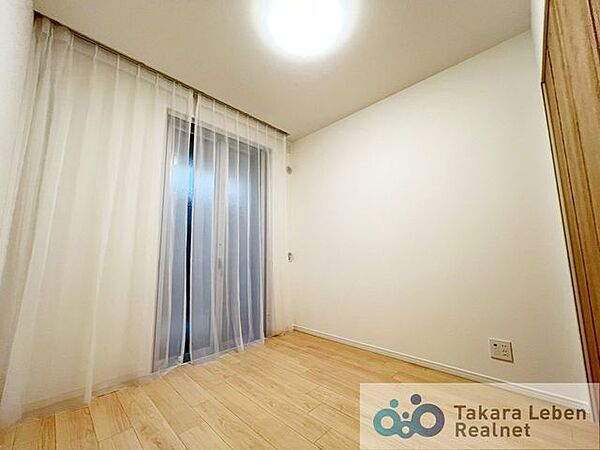 玄関横洋室約5.0帖：窓からたっぷりの光を取り込む居室で、開放感を感じながら過ごせます。