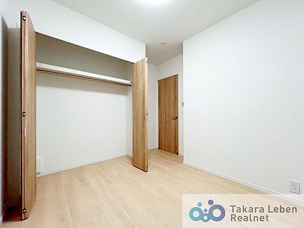 玄関横洋室約5.0帖：クローゼットを備えた居室で、衣類や季節用品をすっきり整理しやすい空間です。
