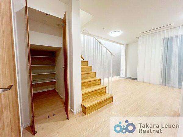 階段横に収納があり、日用品や掃除道具などの収納に便利です。