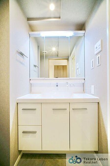 気持ちの良い朝はキレイな洗面所から♪化粧台の鏡裏や下部は収納力豊富。モノが出がちな洗面所がスッキリ片付きます。
