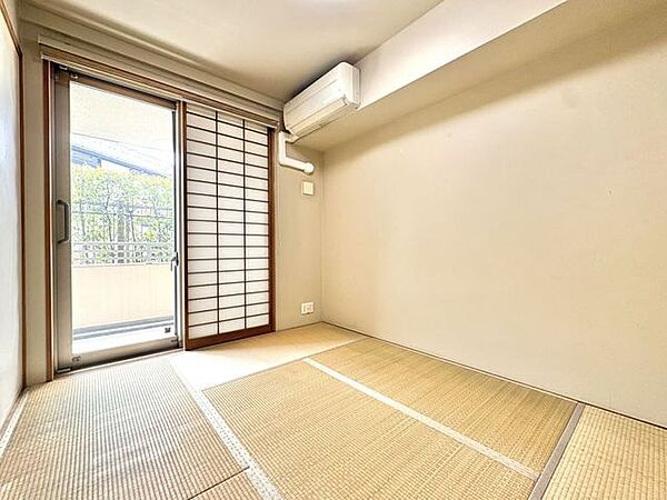 和室約5.6帖：客間にも趣味部屋にも。多目的に使える和の一室。