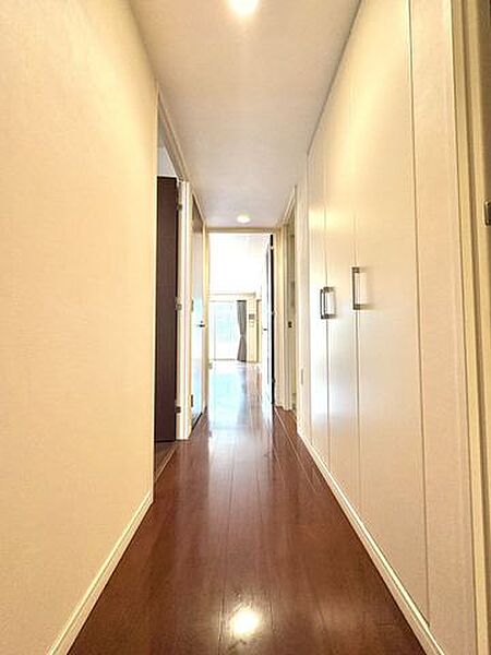 玄関から続く、ゆとりを感じるすっきりとした廊下。