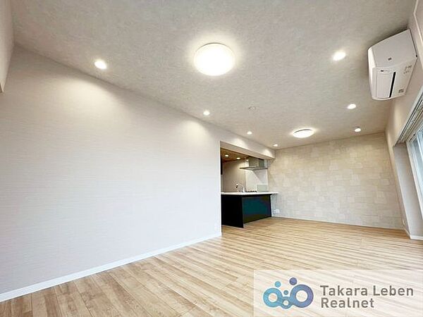 家族が集まる場所だからこそ、採光と通風を確保した心地よいリビングとなっております。自然と家族皆が揃い、笑顔が溢れる場となりそうです。