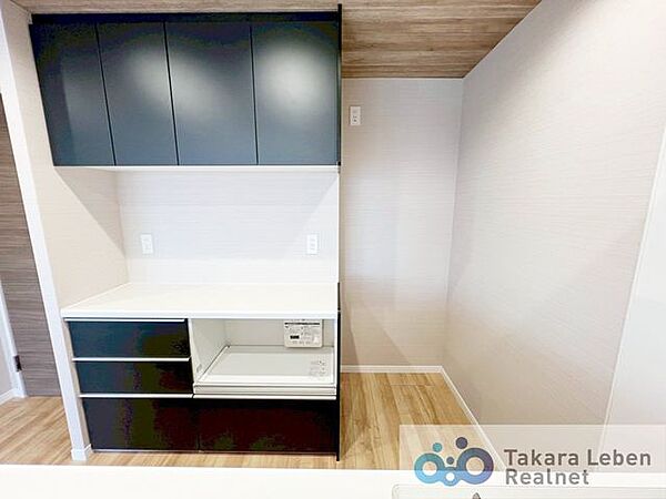 炊飯器・電子レンジが置けるスペース有。ティーカップや食器、食品ストックも収納できるお洒落なカップボード付きです。