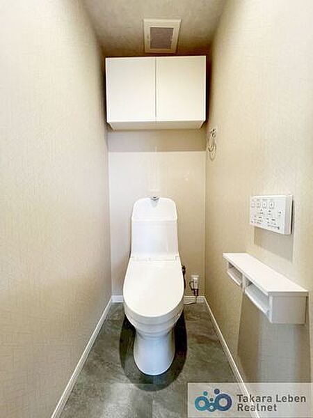 ウォシュレット機能付きのトイレは壁掛けリモコンの上位グレードを採用。便座がスッキリした印象となり、限られた空間を広く見せる効果があります。