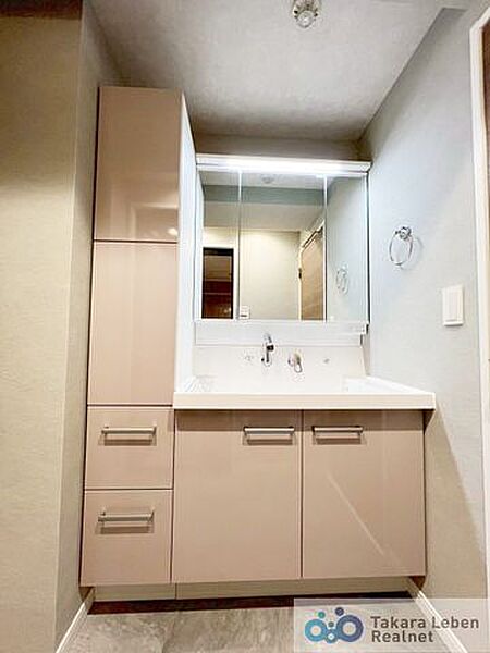収納力のある洗面化粧台で、生活感が出やすい水まわりもすっきり。機能性と清潔感を兼ね備えた、使い勝手の良い空間です。