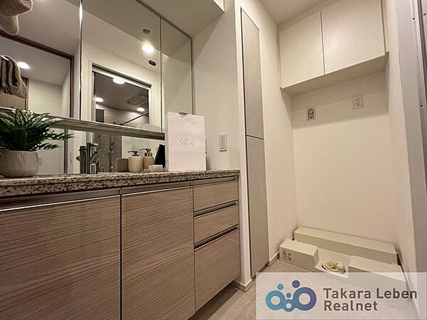 鏡が大きく、洗面室が広く感じられます。
