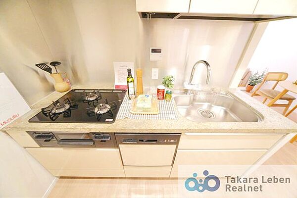 嬉しい3口コンロ。ビルトイン食器洗浄機の為場所を取らず忙しい朝も快適になります。また、収納はスライド式の為、奥にしまい込んだ調理器具等の取り出しもスムーズに行えるため、調理がはかどりますね