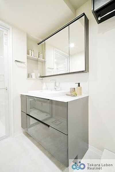 気持ちの良い朝はキレイな洗面所から♪化粧台の鏡裏や下部は収納力豊富。モノが出がちな洗面所がスッキリ片付きます。