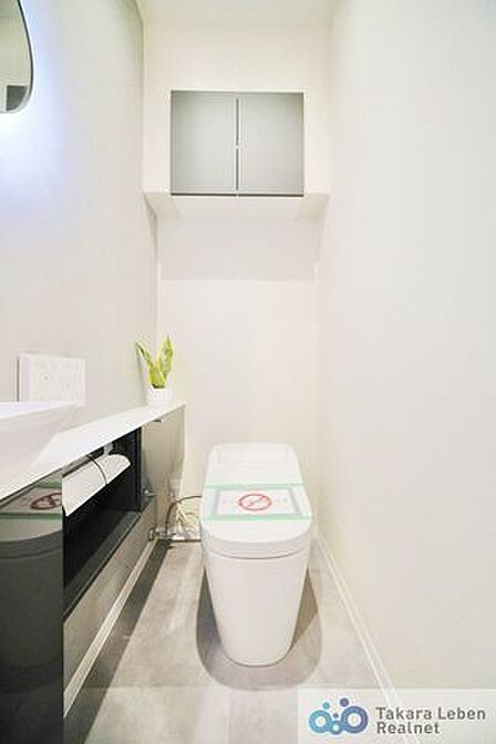 ウォシュレット機能付きのトイレは壁掛けリモコンの上位グレードを採用。便座がスッキリした印象となり、限られた空間を広く見せる効果があります。