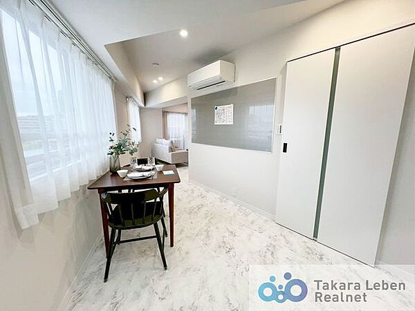 食事や会話を楽しむダイニングとゆるやかにつながる、居心地の良いリビング空間です。