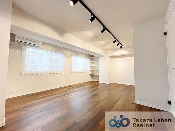 洋室約14.0帖：日当りの良い居室は、朝の目覚めも心地よく、毎日の暮らしをやさしく彩ります。