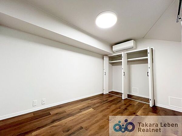 洋室約6.0帖：クローゼット付きの居室は、家具を増やしすぎず空間を有効活用できます。