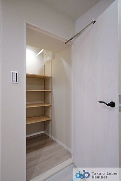 靴だけでなく傘や小物類も収納しやすい玄関収納を備えた機能的な設計です。
