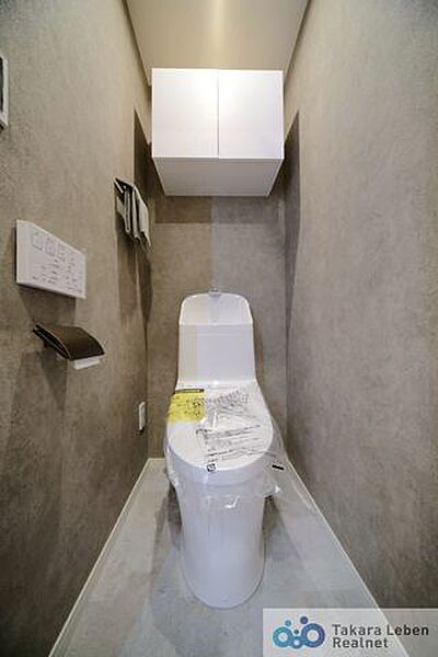 シンプルで使いやすいトイレ空間。住まい全体の印象にも調和する設計です。