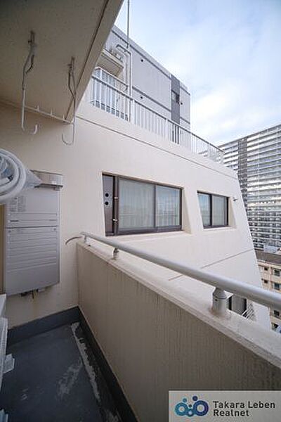 心地よい風が通り抜けるバルコニーで、気分転換のひとときを楽しめます。
