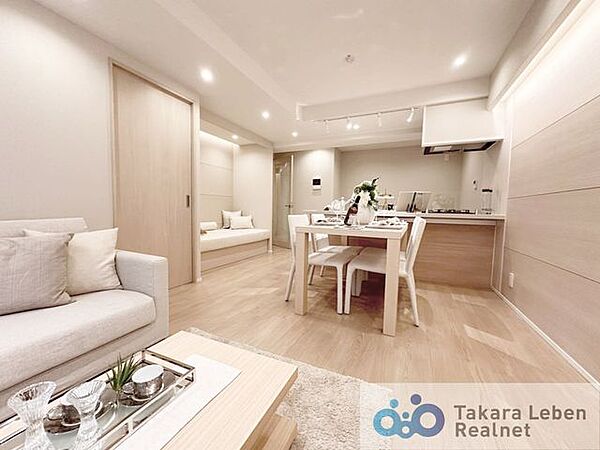 開放感のあるリビングは、食事やくつろぎの時間を心地よく演出してくれる空間です。