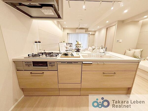 料理をしながらリビングの様子が見える、開放感のある対面式キッチンです。