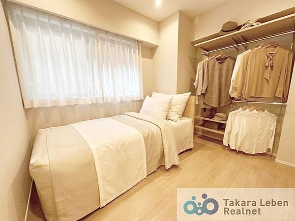 サービスルーム：やわらかな光が差し込む居室は、一日の疲れを癒やすくつろぎの場所として活躍します。