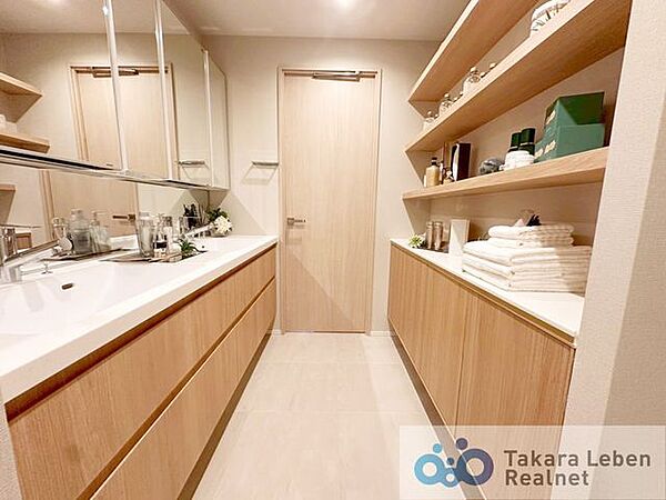 ゆとりを感じる洗面室は、ご家族で使う時間帯にも重宝しそうな空間です。