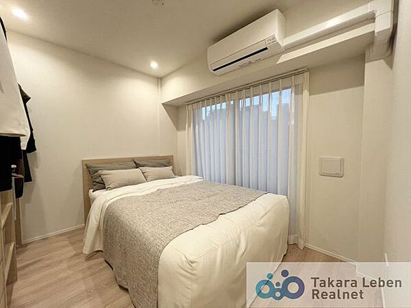 バルコニーに面した開放感ある洋室