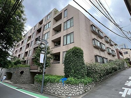 小田急小田原線「参宮橋」駅徒歩1分の好立地！駅近ながらとても静かな住環境。重厚感のある外観です。