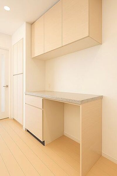 カップボードを備えたキッチン。食器や調理家電をすっきり収納しやすい空間です。