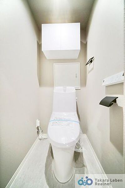 ウォシュレット機能付きで日々のトイレ使用が一段と快適に！衛生的なトイレ環境を実現することが可能です。